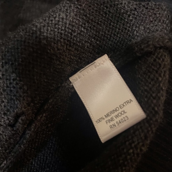 Banana Republic Extra Fine Italian Merino Black and Gray V-Neck sweater - Picture 4 of 8